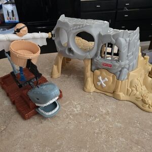 1994 Fisher-Price Pirate Skull Island Set